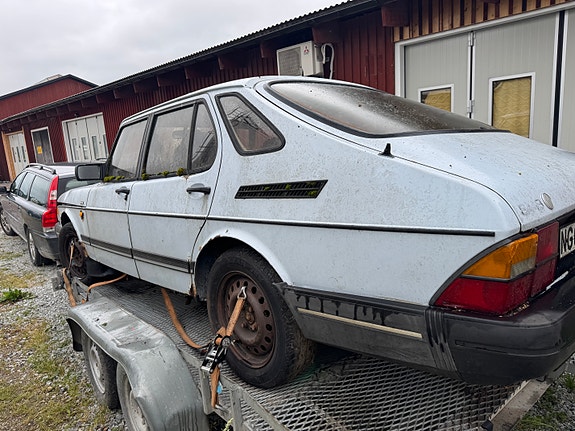 Saab 900 2 of 5