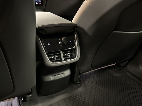 Polestar 3 2 of 19