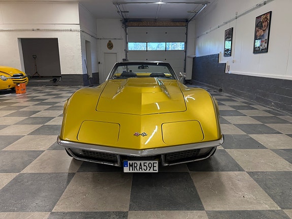 Chevrolet Corvette 4 of 5