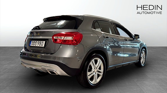 Mercedes-Benz GLA220 2 of 5