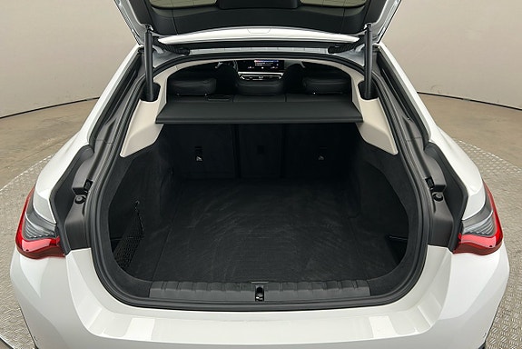 BMW i4 14 of 23