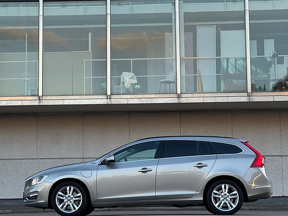 Volvo V60 2 of 5
