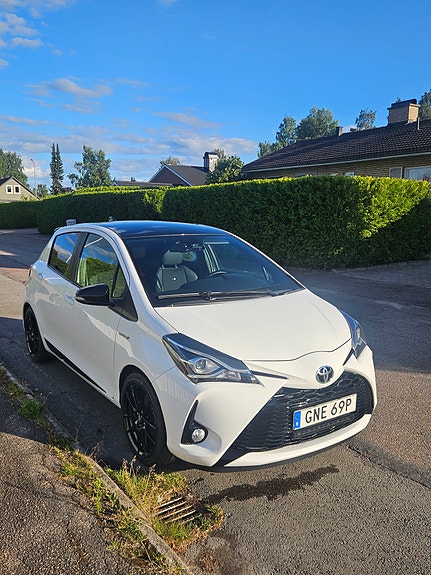 Toyota Yaris 2 of 5