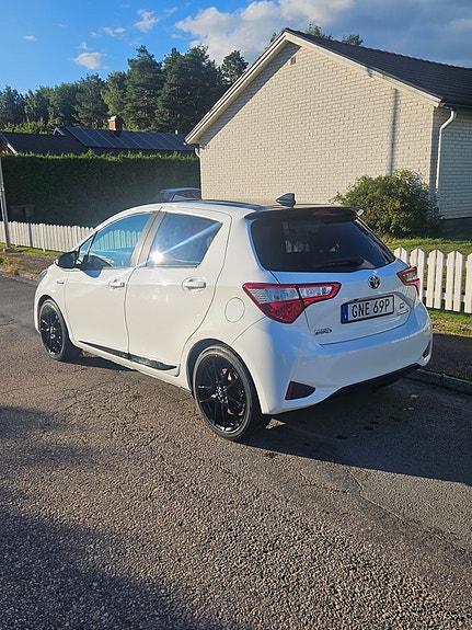 Toyota Yaris 4 of 5