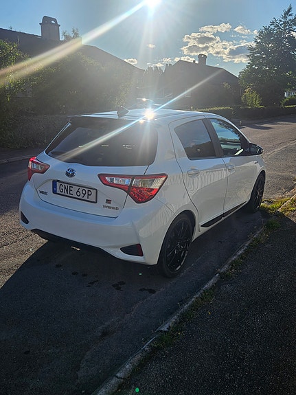 Toyota Yaris 3 of 5