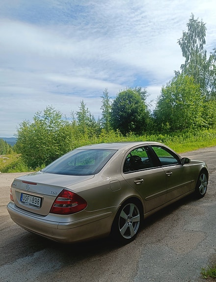 Mercedes-Benz E200 3 of 5