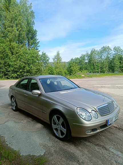Mercedes-Benz E200 2 of 5