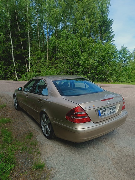 Mercedes-Benz E200 4 of 5