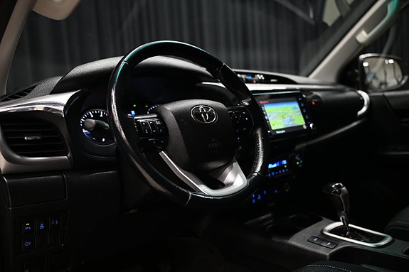 Toyota HiLux 14 of 30