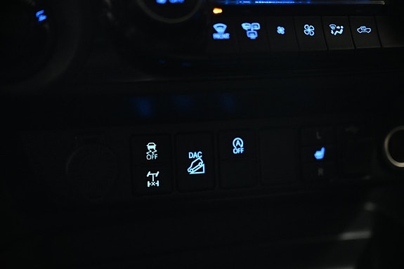 Toyota HiLux 23 of 30