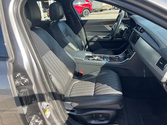 Jaguar XF 17 of 27
