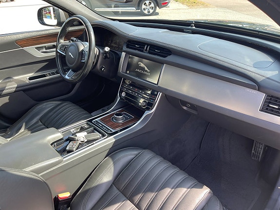 Jaguar XF 18 of 27