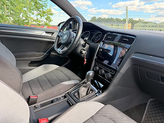 Volkswagen Golf VII 11 of 11