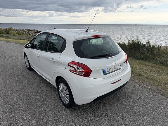 Peugeot 208 3 of 5