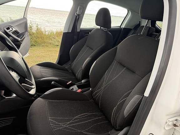 Peugeot 208 10 of 15