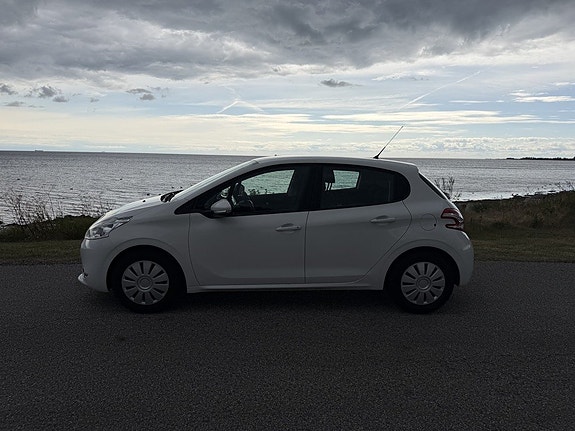 Peugeot 208 2 of 5