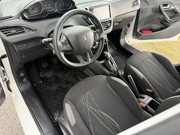 Peugeot 208 9 of 15