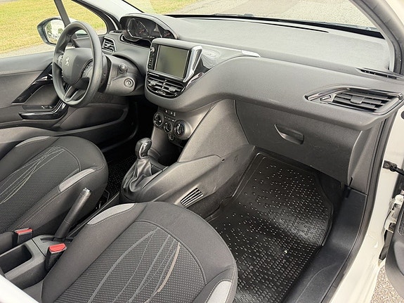 Peugeot 208 12 of 15