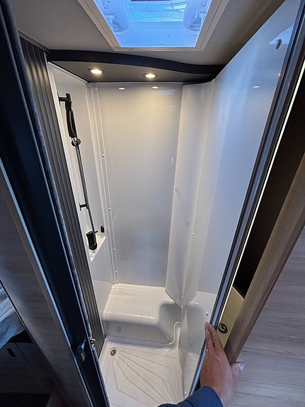 Knaus Live TI 650 MEG Black Selection Långbäddar - Automat - B-kort - Smidig - 7M - 3500kg 17 of 22