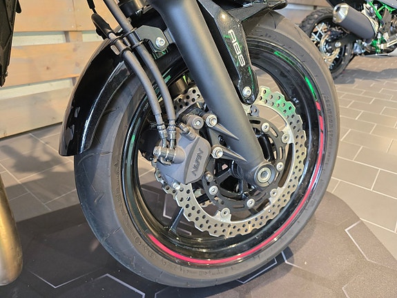 Kawasaki Z650 med Akrapovic helsystem 9 of 16