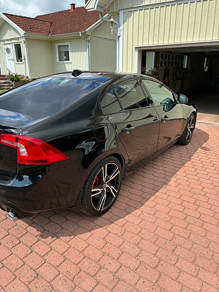 Volvo S60 4 of 5