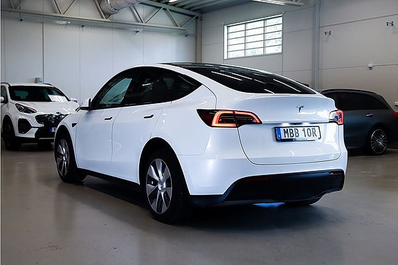 Tesla Model Y 4 of 5