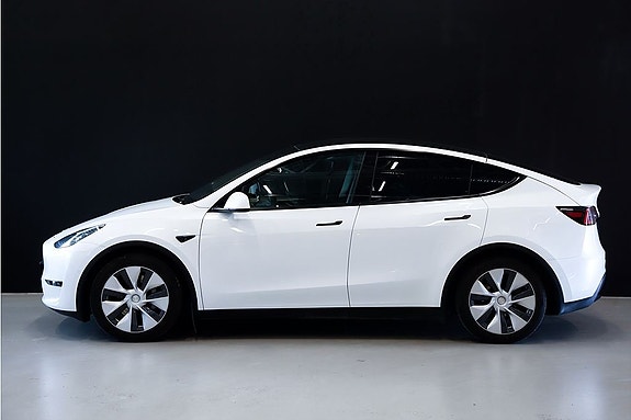 Tesla Model Y 3 of 5