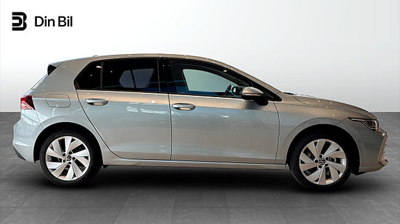 Volkswagen Golf VIII 2 of 12