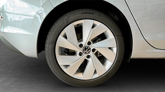 Volkswagen Golf VIII 6 of 12