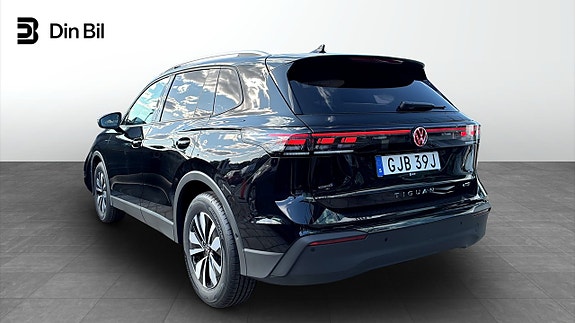 Volkswagen Tiguan 3 of 12