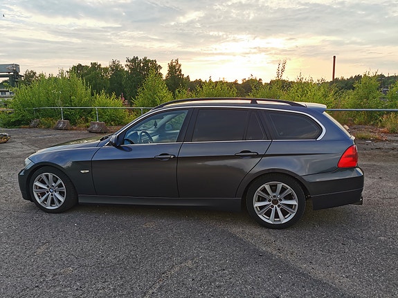 BMW 325i 2 of 5