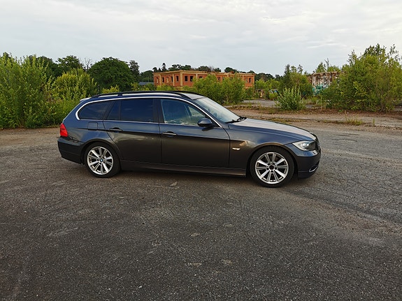 BMW 325i 3 of 5