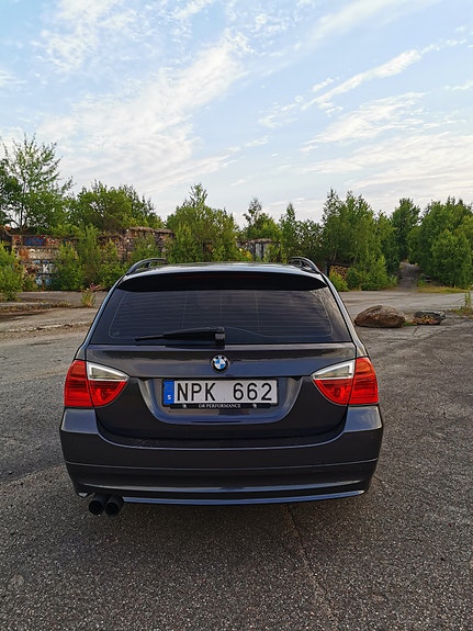 BMW 325i 4 of 5