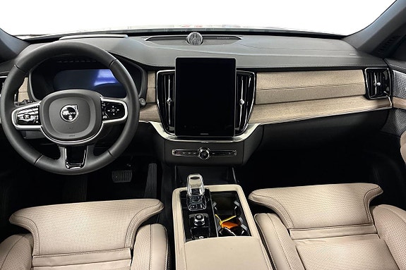 Volvo XC90 8 of 17