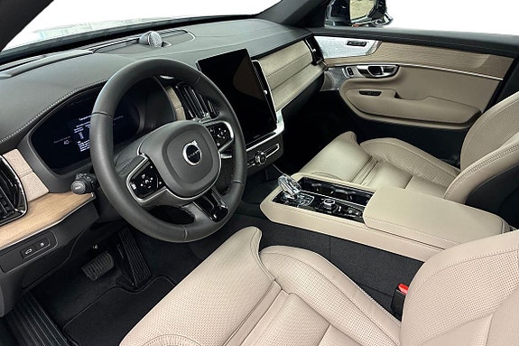 Volvo XC90 12 of 17