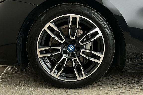 BMW i5 12 of 27