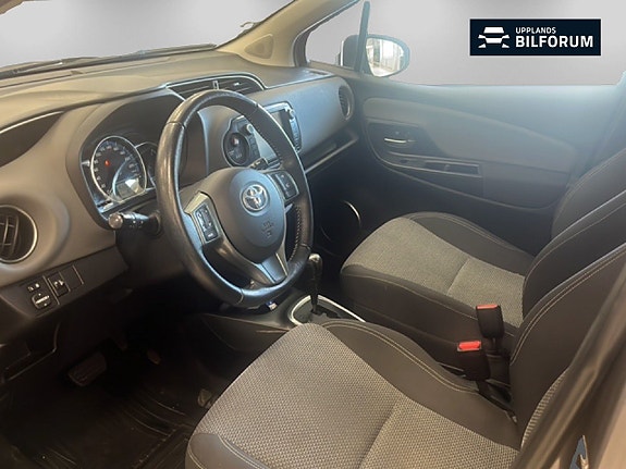 Toyota Yaris 8 of 17