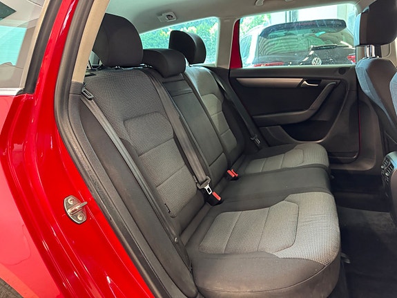 Volkswagen Passat 10 of 26