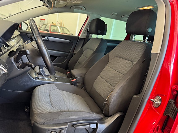 Volkswagen Passat 13 of 26