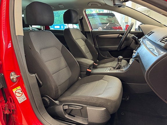 Volkswagen Passat 9 of 26