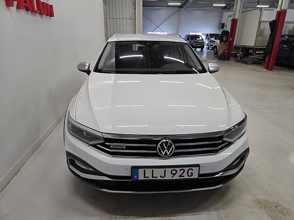 Volkswagen Passat Alltrack 2 of 5