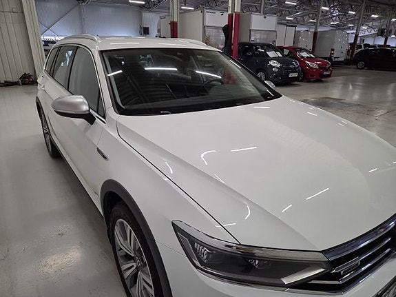 Volkswagen Passat Alltrack 3 of 5