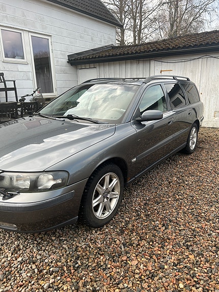 Volvo V70 2 of 6