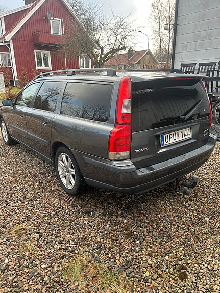 Volvo V70 3 of 6