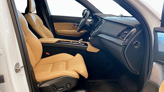 Volvo XC90 3 of 5
