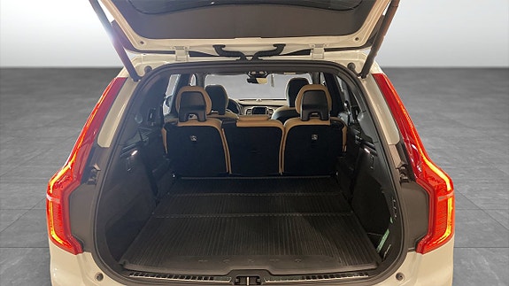 Volvo XC90 10 of 23
