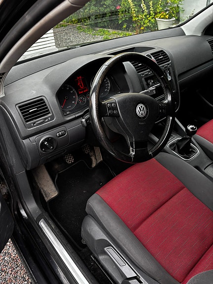 Volkswagen Golf V 5 of 5