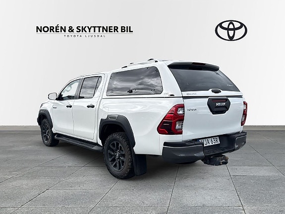 Toyota HiLux 3 of 5