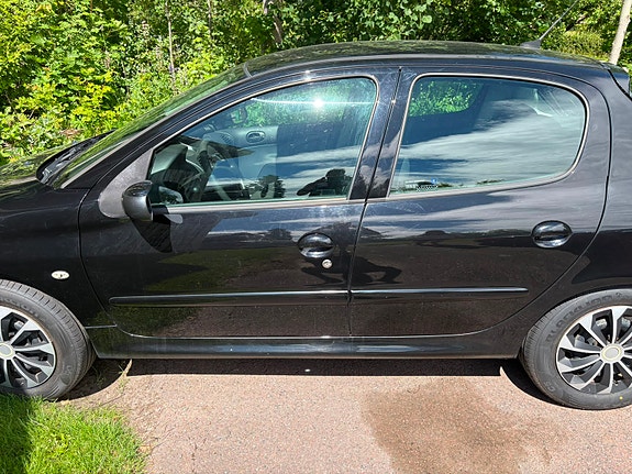 Peugeot 206 2 of 5