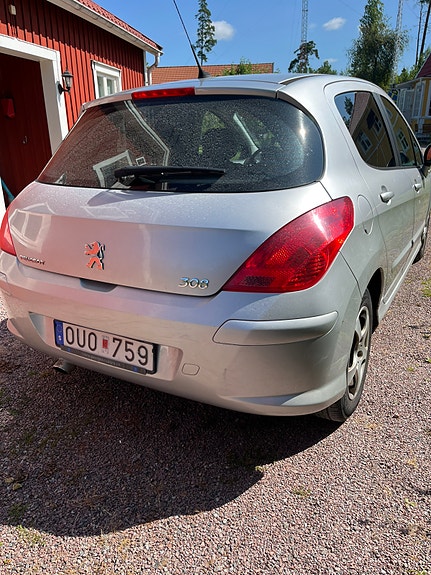 Peugeot 308 2 of 4